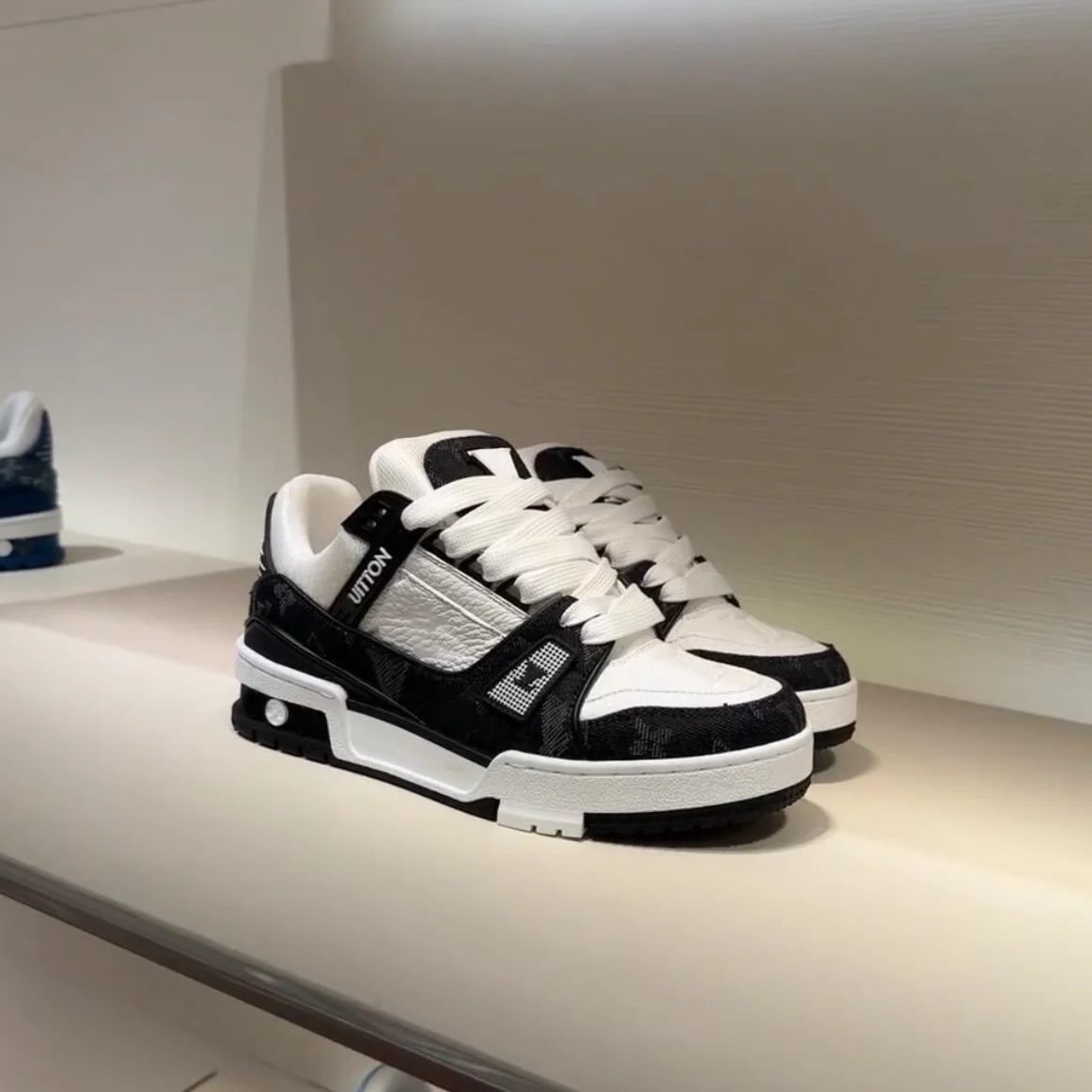 French High-end Design Fashionable Men's Sneakers - Luxurious and Trendy Trainers with Low Heel and Printed Design for Women - Image 4