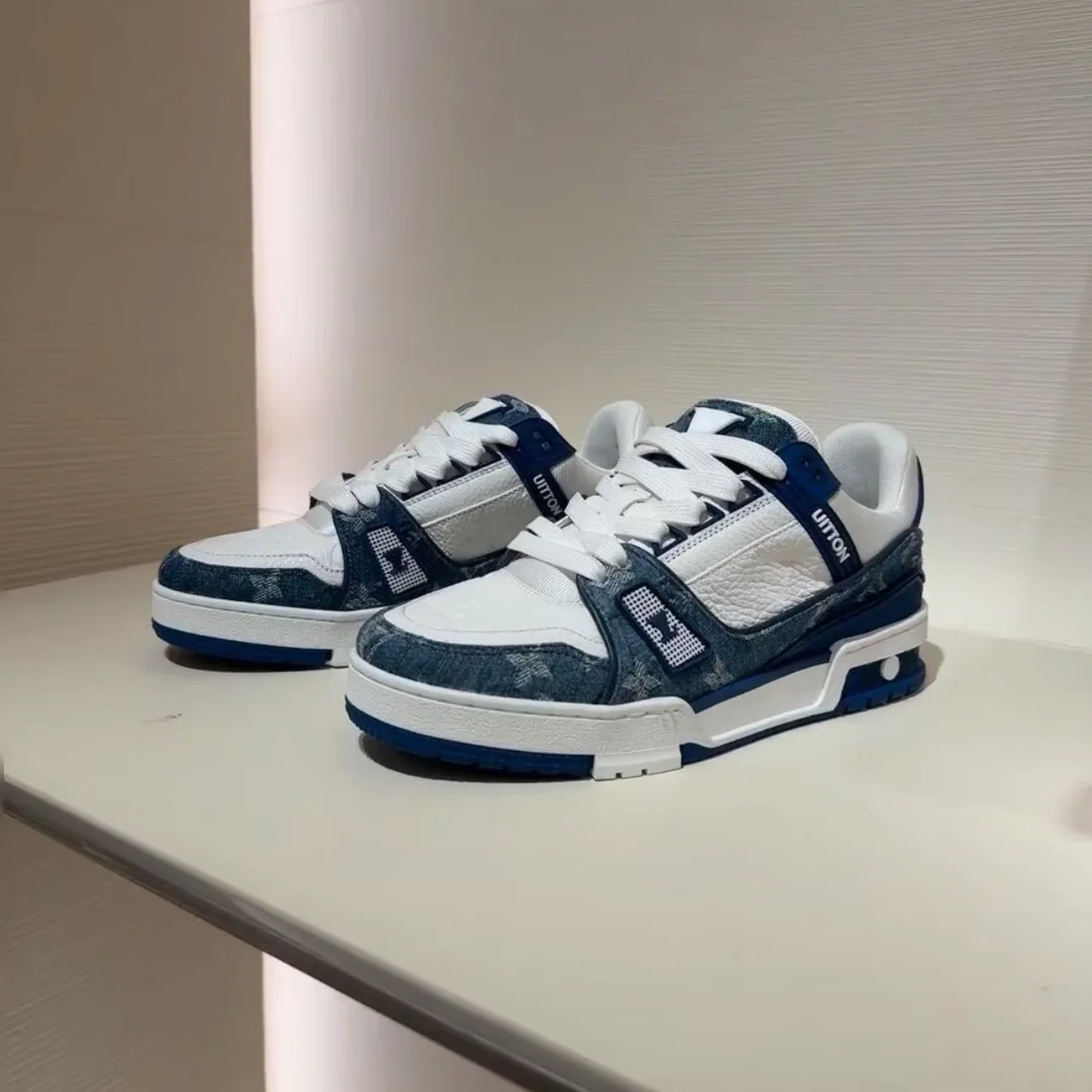French High-end Design Fashionable Men's Sneakers - Luxurious and Trendy Trainers with Low Heel and Printed Design for Women - Image 5