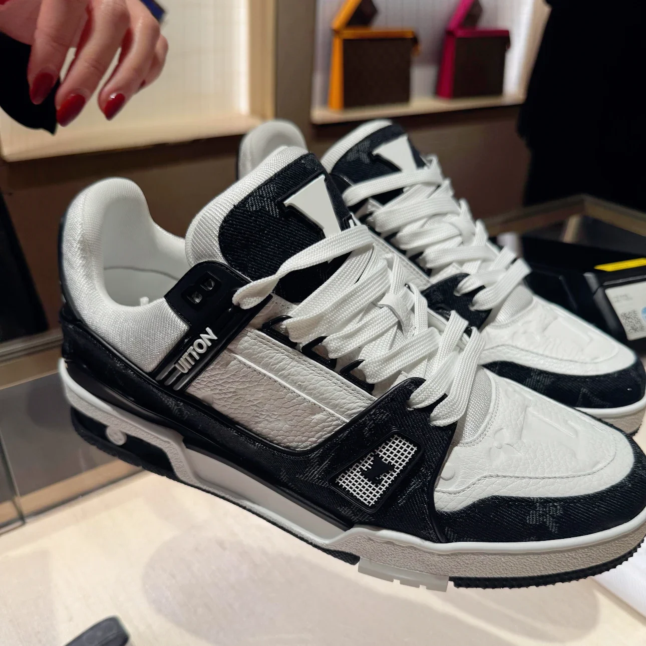 French High-end Design Fashionable Men's Sneakers - Luxurious and Trendy Trainers with Low Heel and Printed Design for Women - Image 2