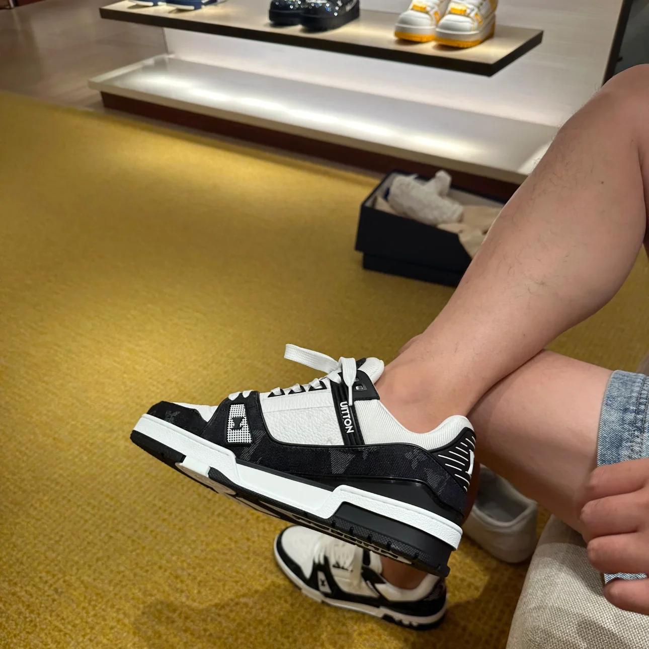 French High-end Design Fashionable Men's Sneakers - Luxurious and Trendy Trainers with Low Heel and Printed Design for Women - Image 3